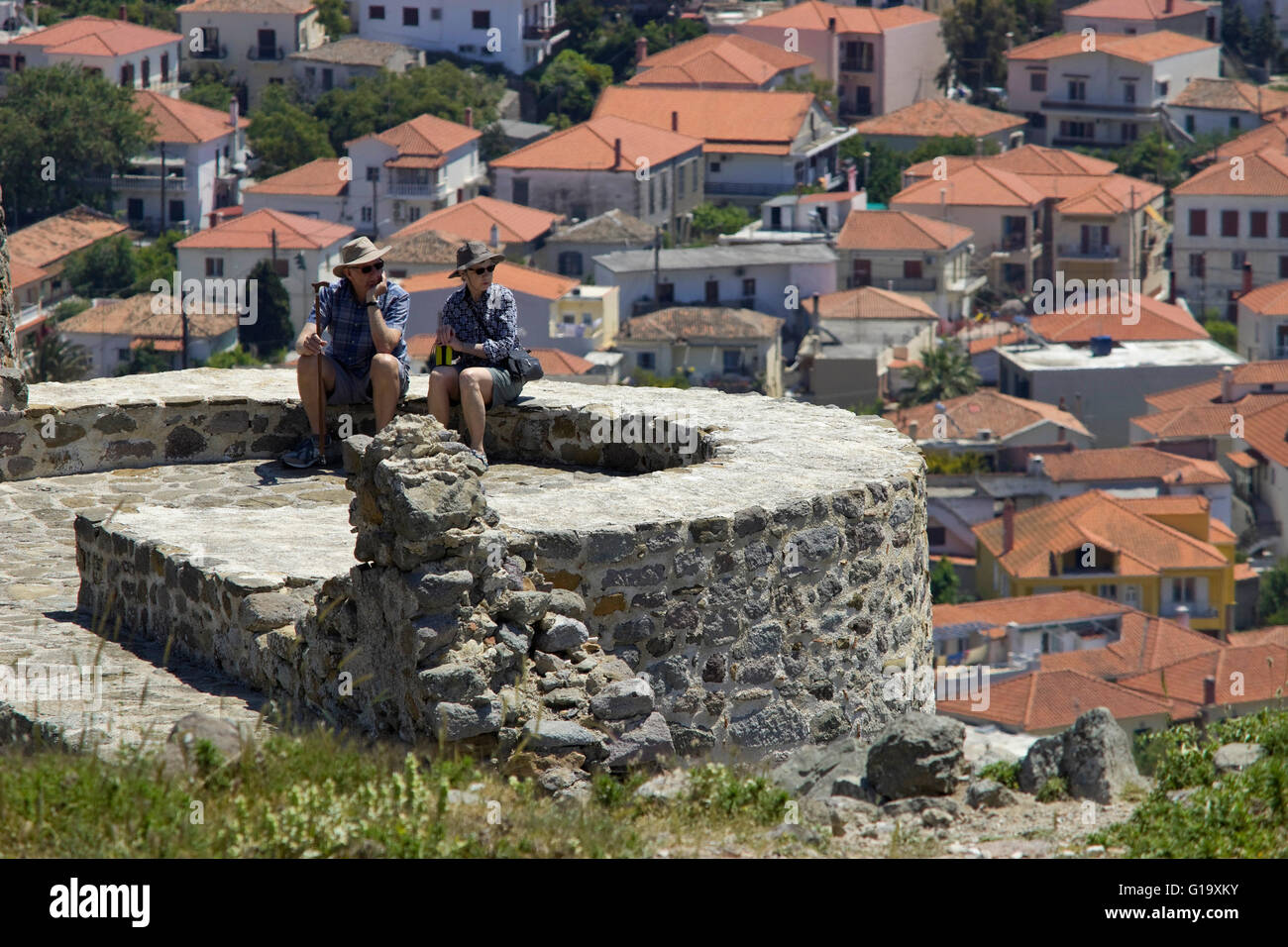 Couple de touristes adultes, habillé en summerwear jouissant de la vue panoramique de la forteresse médiévale de Myrina tour sud, Lemnos, GR Banque D'Images