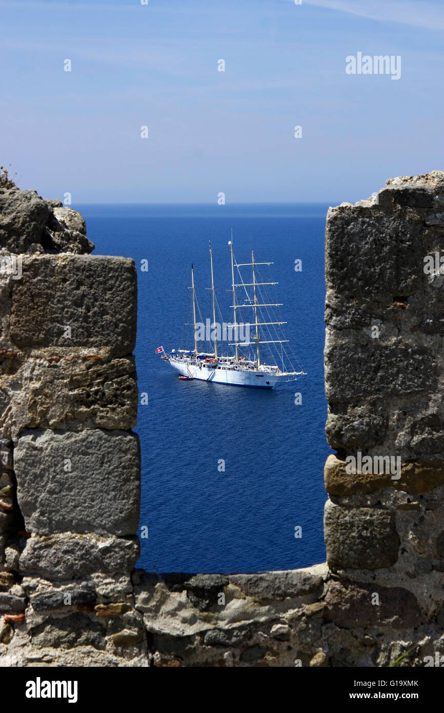 Star Clipper voile de croisière en mer Egée encadrée par la forteresse médiévale de Myrina. crenelations L'île de Lemnos Grèce Banque D'Images