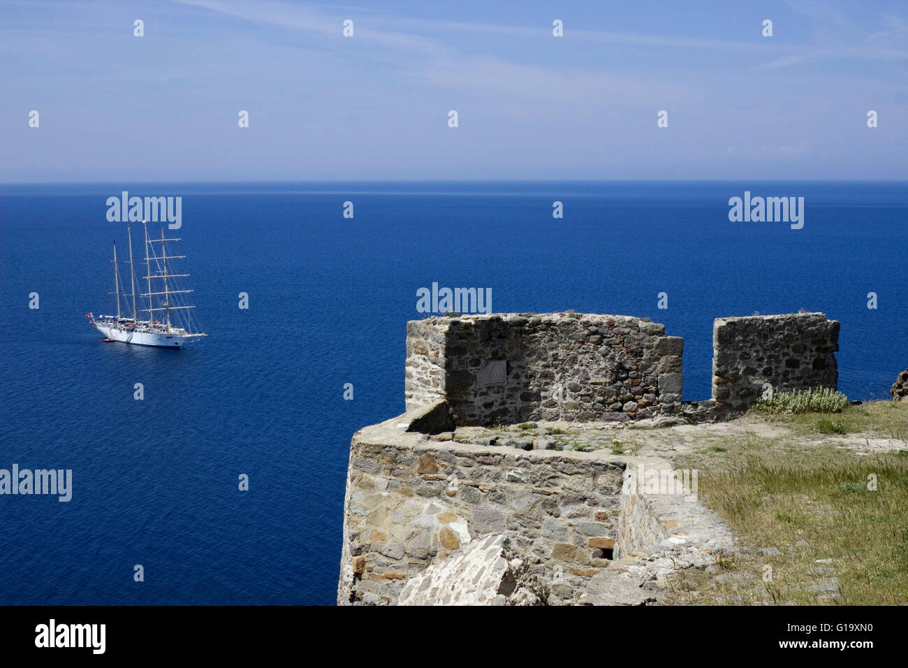 Star Clipper cruiseship ancré à l'extérieur de Myrina's Harbour. Voir les murs du château de Limnos dominant. Grèce Banque D'Images