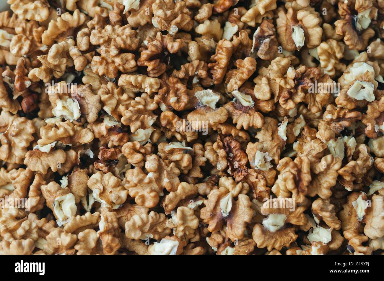 Une pile de noyer anglais pelées. Natural Background Banque D'Images