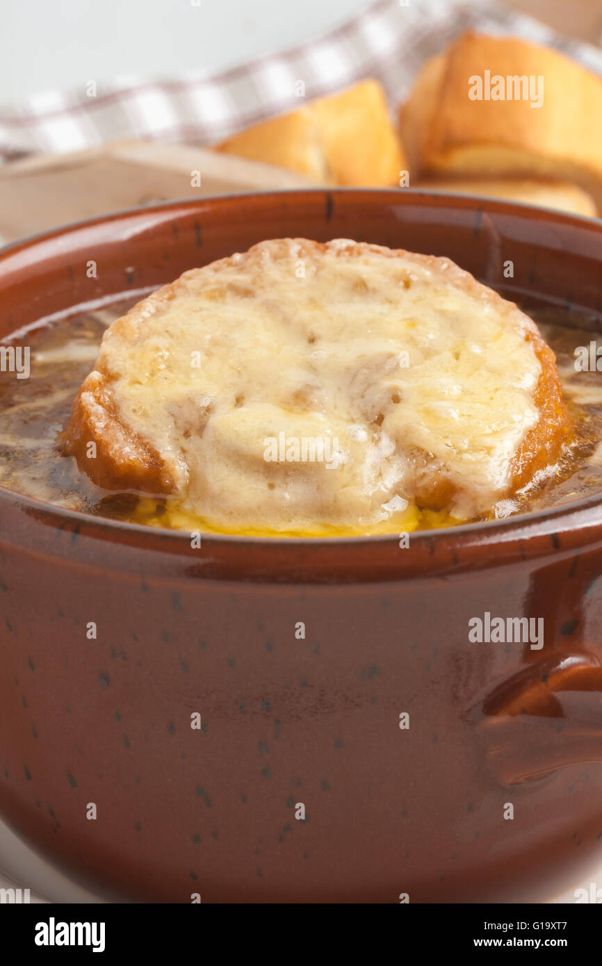Soupe à l'oignon avec des croûtons grillés au fromage gruyère Banque D'Images