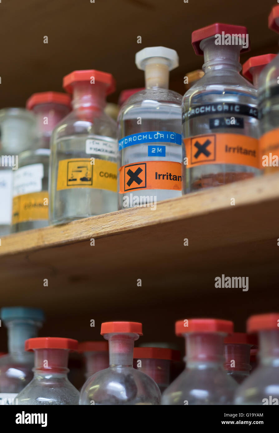 Pots de stockage en verre contenant des produits chimiques dans un laboratoire d'école Banque D'Images