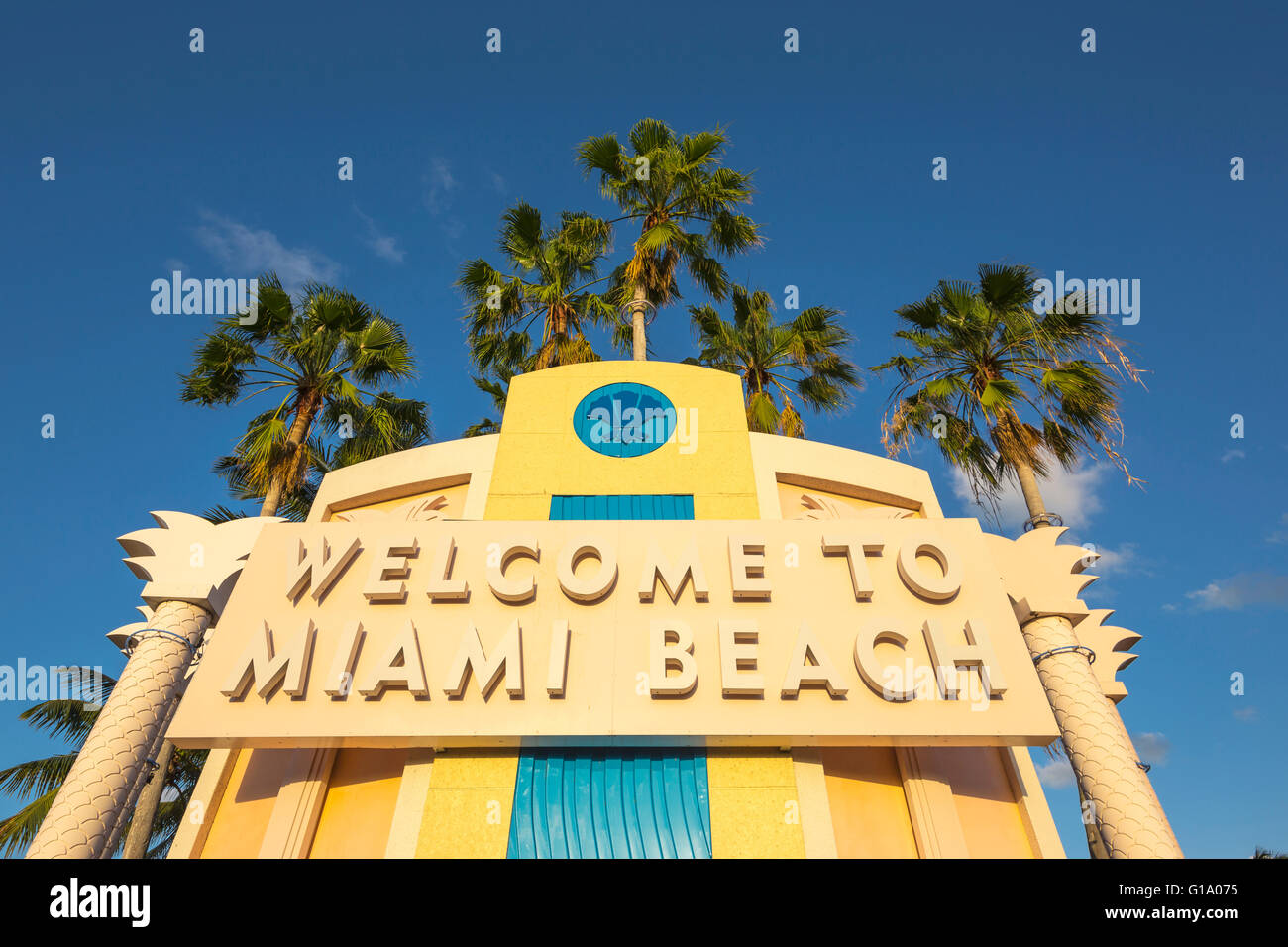 Bienvenue À MIAMI BEACH SIGN TUTTLE CAUSEWAY MIAMI BEACH FLORIDE USA Banque D'Images