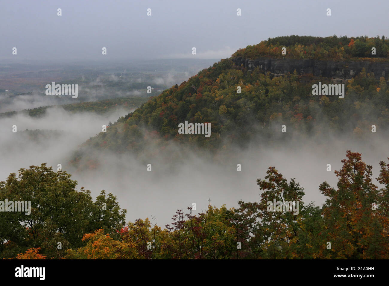 Nuages dans hills arbres couleurs d'automne by John Boyd Parc d'état d'Albany, New York Banque D'Images