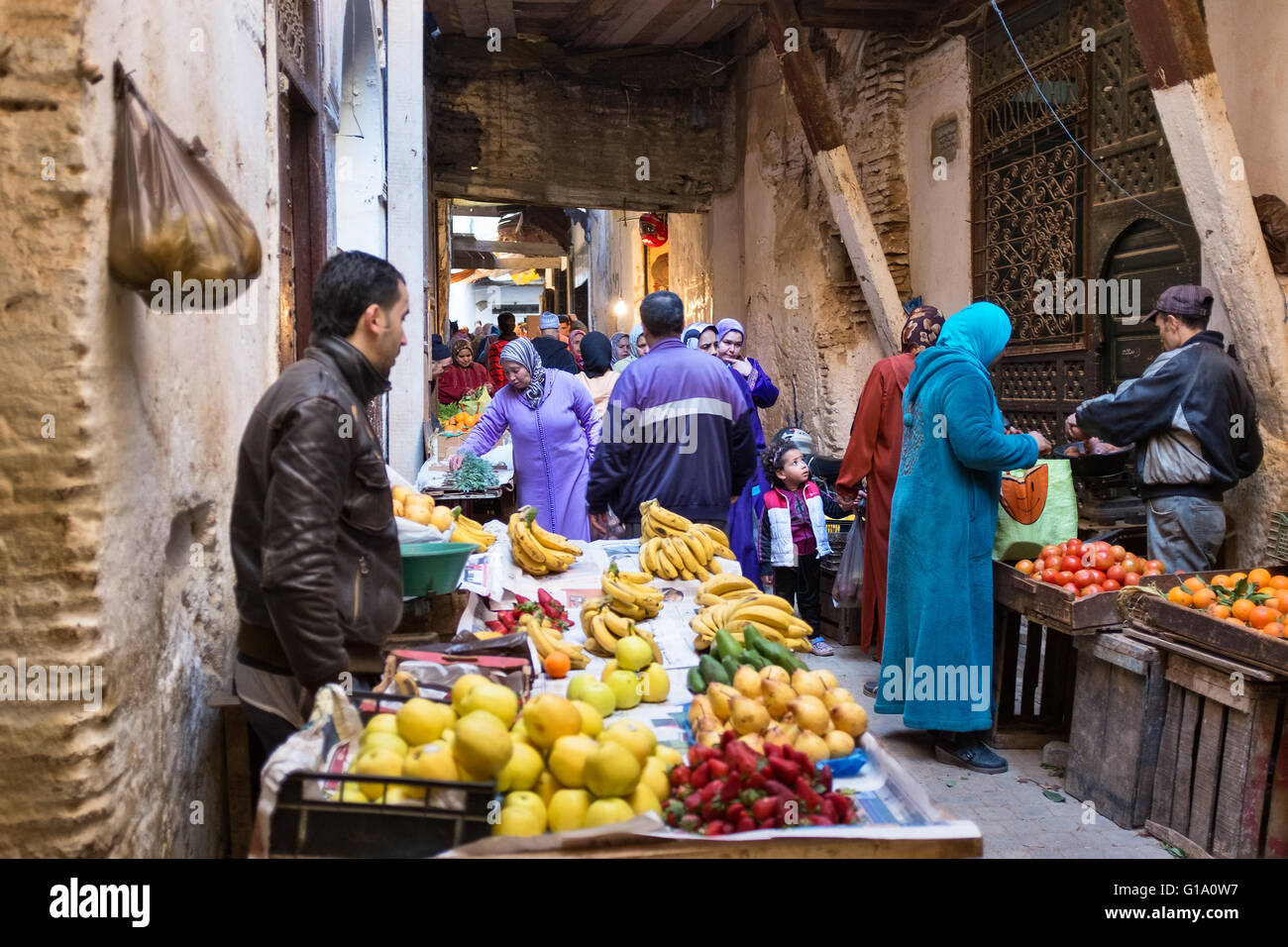 Marché de rue dans la médina de Fès, Maroc Banque D'Images