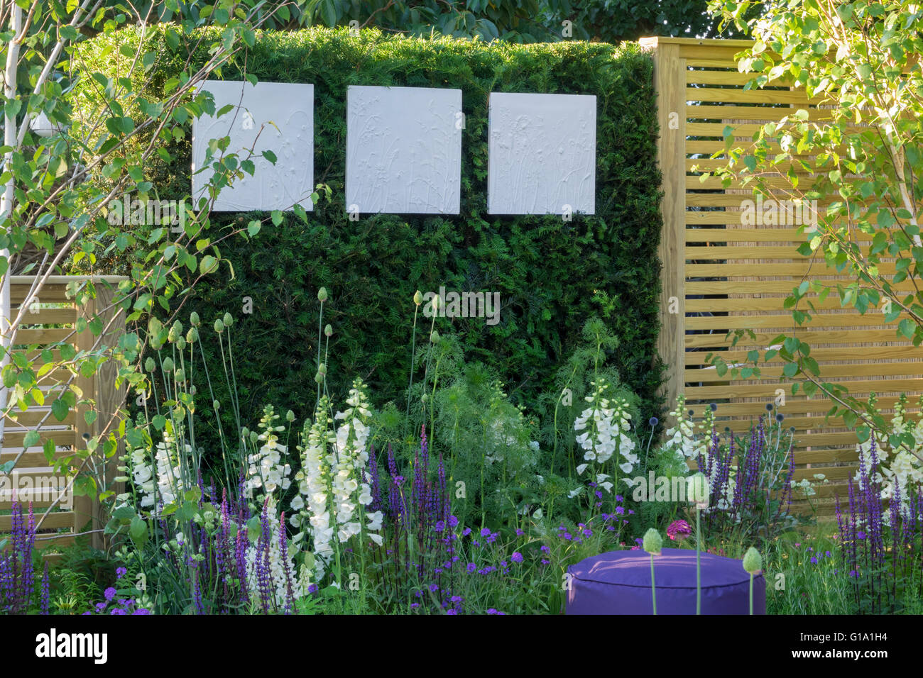 Mur vivant avec le travail de l'art blanc.RHS Hampton Court Show Gardens 2015 - Le bien-être des femmes, de l'argent de la culpabilité de jardin Conception, médaille Banque D'Images