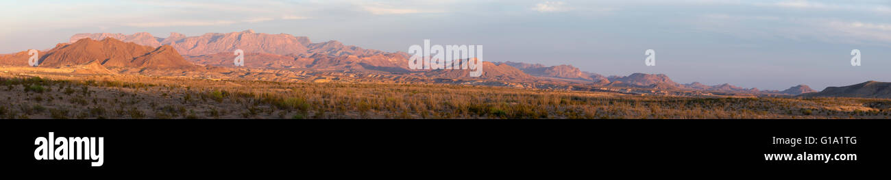 Vue panoramique de la montagnes Chiso à Big Bend National Park vu de Terlingua, Texas. Banque D'Images
