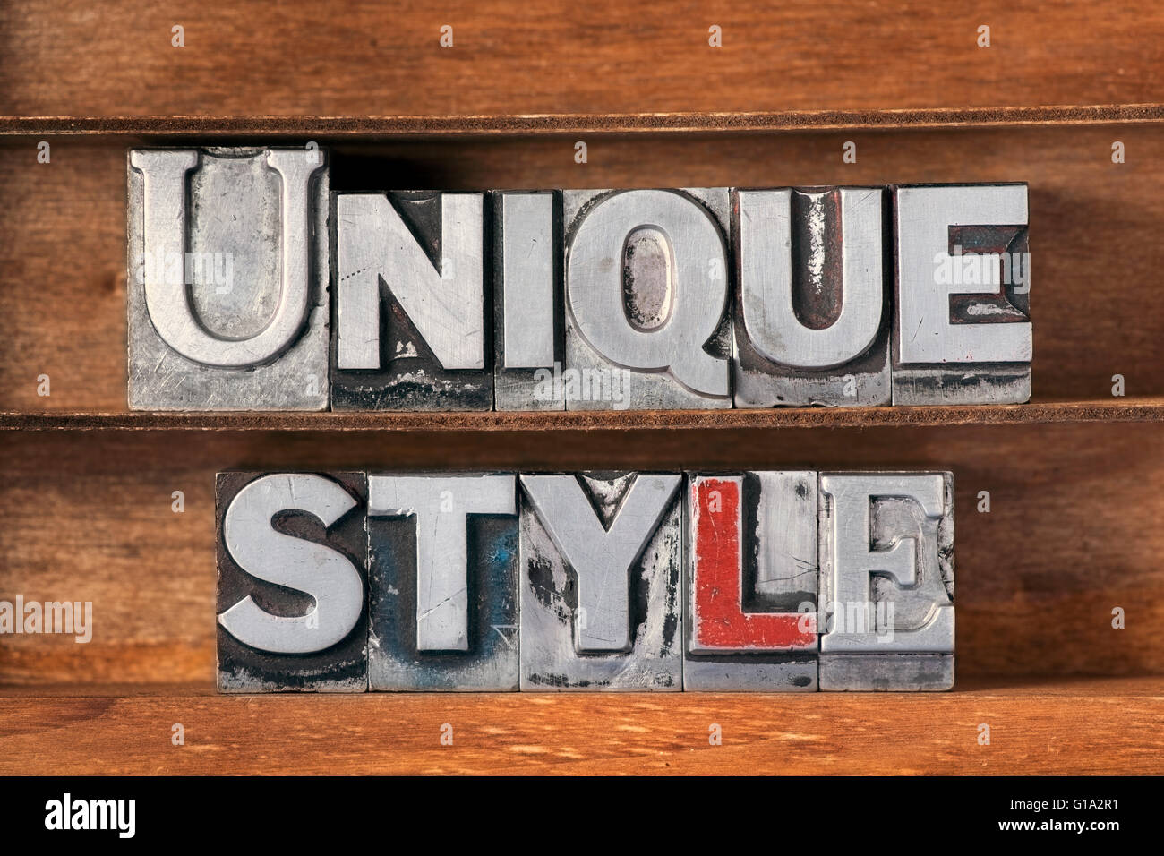 Style unique fait à partir de la phrase type letterpress métallique sur plateau en bois Banque D'Images