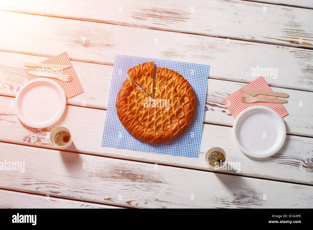 Tranches de gâteau, assiettes et tasses. Banque D'Images