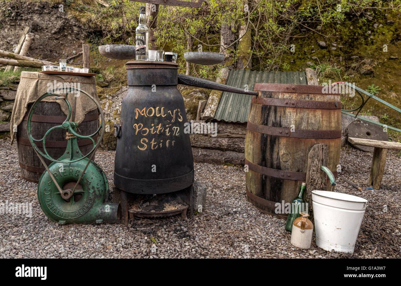 Molly Gallivan's Poitin et encore d'autres matériaux nécessaires pour home-brassée poitin, une boisson distillée traditionnelle irlandaise. Banque D'Images