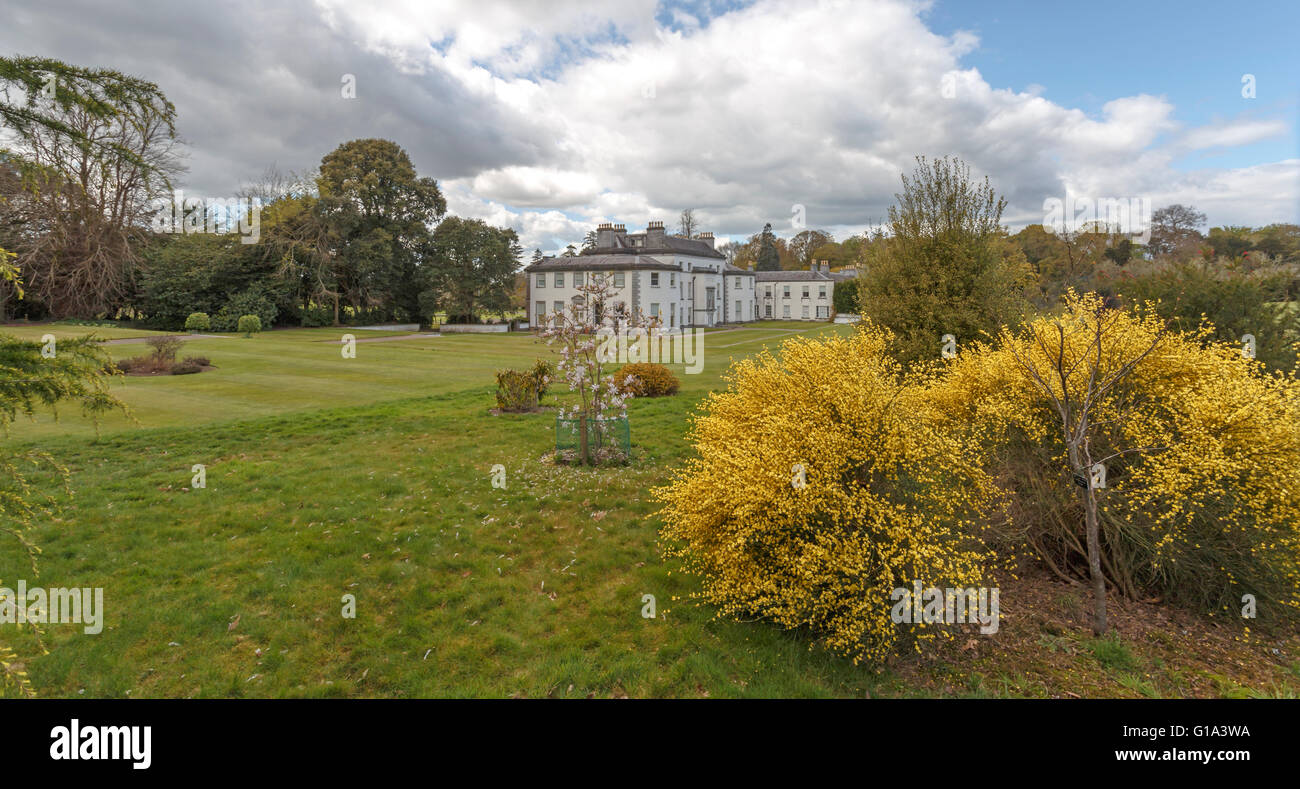 Vue sur la Fota house, un hôtel particulier de style Régence, administré par la Fiducie du patrimoine irlandais, situé sur l'Île de Fota, Cork, Co. Cork, en Irlande. Banque D'Images