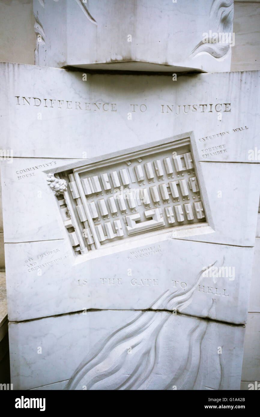 Un Holocaust Memorial sur le Palais de l'annexe, à New York, le Jour commémoratif de l'Holocauste, Yom HaShoah, jeudi 5 mai 2016. Le monument sur un pilastre attaché à l'immeuble est par l'artiste Harriet Feigenbaum basé sur un 1945 Photographie aérienne du camp de concentration d'Auschwitz. Le 1990 est intitulé 'Memorial mémorial aux victimes de l'injustice de l'Holocauste". Plus de six millions de Juifs et autres minorités ont péri pendant l'Holocauste. (© Richard B. Levine) Banque D'Images