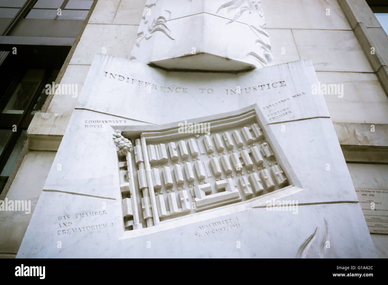 Un Holocaust Memorial sur le Palais de l'annexe, à New York, le Jour commémoratif de l'Holocauste, Yom HaShoah, jeudi 5 mai 2016. Le monument sur un pilastre attaché à l'immeuble est par l'artiste Harriet Feigenbaum basé sur un 1945 Photographie aérienne du camp de concentration d'Auschwitz. Le 1990 est intitulé 'Memorial mémorial aux victimes de l'injustice de l'Holocauste". Plus de six millions de Juifs et autres minorités ont péri pendant l'Holocauste. (© Richard B. Levine) Banque D'Images