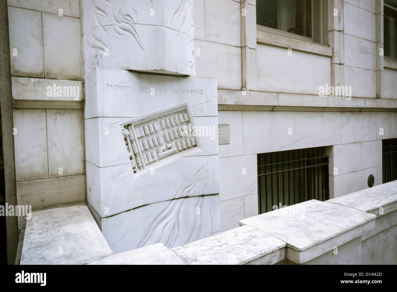 Un Holocaust Memorial sur le Palais de l'annexe, à New York, le Jour commémoratif de l'Holocauste, Yom HaShoah, jeudi 5 mai 2016. Le monument sur un pilastre attaché à l'immeuble est par l'artiste Harriet Feigenbaum basé sur un 1945 Photographie aérienne du camp de concentration d'Auschwitz. Le 1990 est intitulé 'Memorial mémorial aux victimes de l'injustice de l'Holocauste". Plus de six millions de Juifs et autres minorités ont péri pendant l'Holocauste. (© Richard B. Levine) Banque D'Images