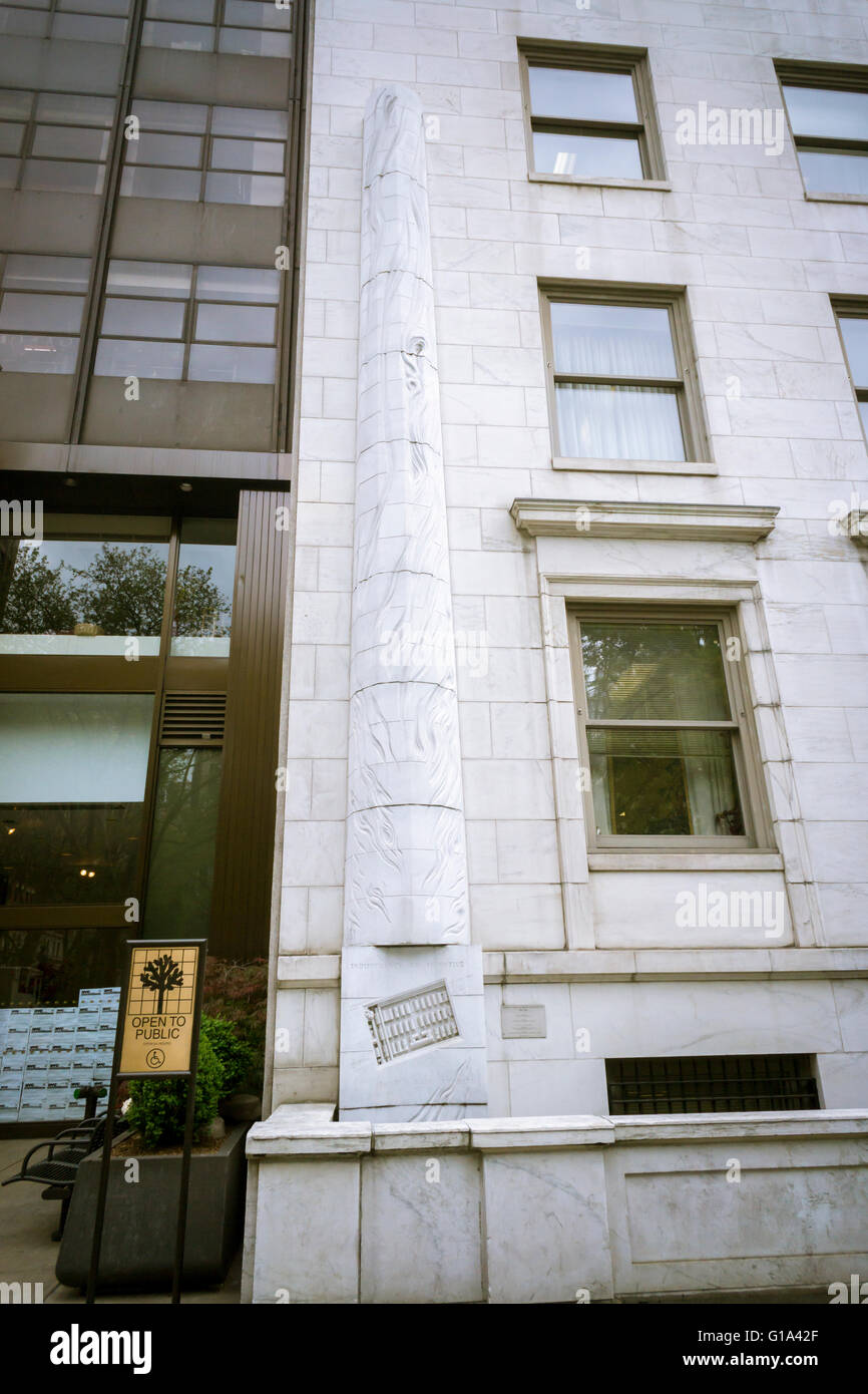 Un Holocaust Memorial sur le Palais de l'annexe, à New York, le Jour commémoratif de l'Holocauste, Yom HaShoah, jeudi 5 mai 2016. Le monument sur un pilastre attaché à l'immeuble est par l'artiste Harriet Feigenbaum basé sur un 1945 Photographie aérienne du camp de concentration d'Auschwitz. Le 1990 est intitulé 'Memorial mémorial aux victimes de l'injustice de l'Holocauste". Plus de six millions de Juifs et autres minorités ont péri pendant l'Holocauste. (© Richard B. Levine) Banque D'Images