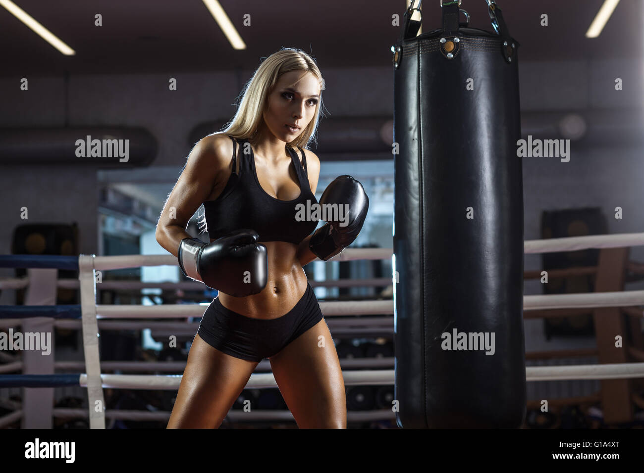 Très jolie boxer femme debout sur ring Banque D'Images
