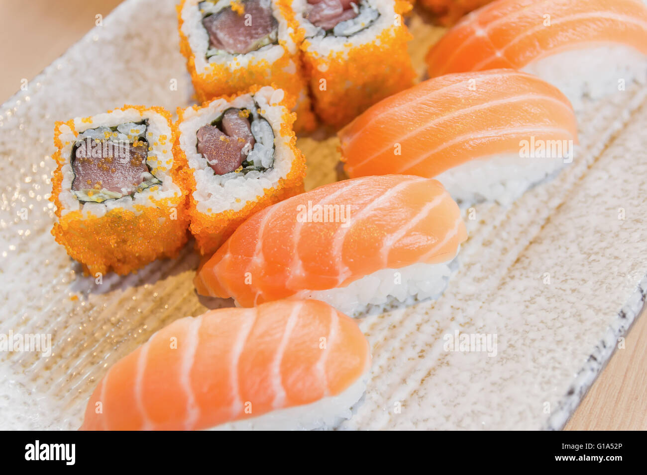 Sushis faits maison avec du saumon, du fromage à la crème Philadelphia, omelette Japonaise, concombre et wasabi. selective focus Banque D'Images