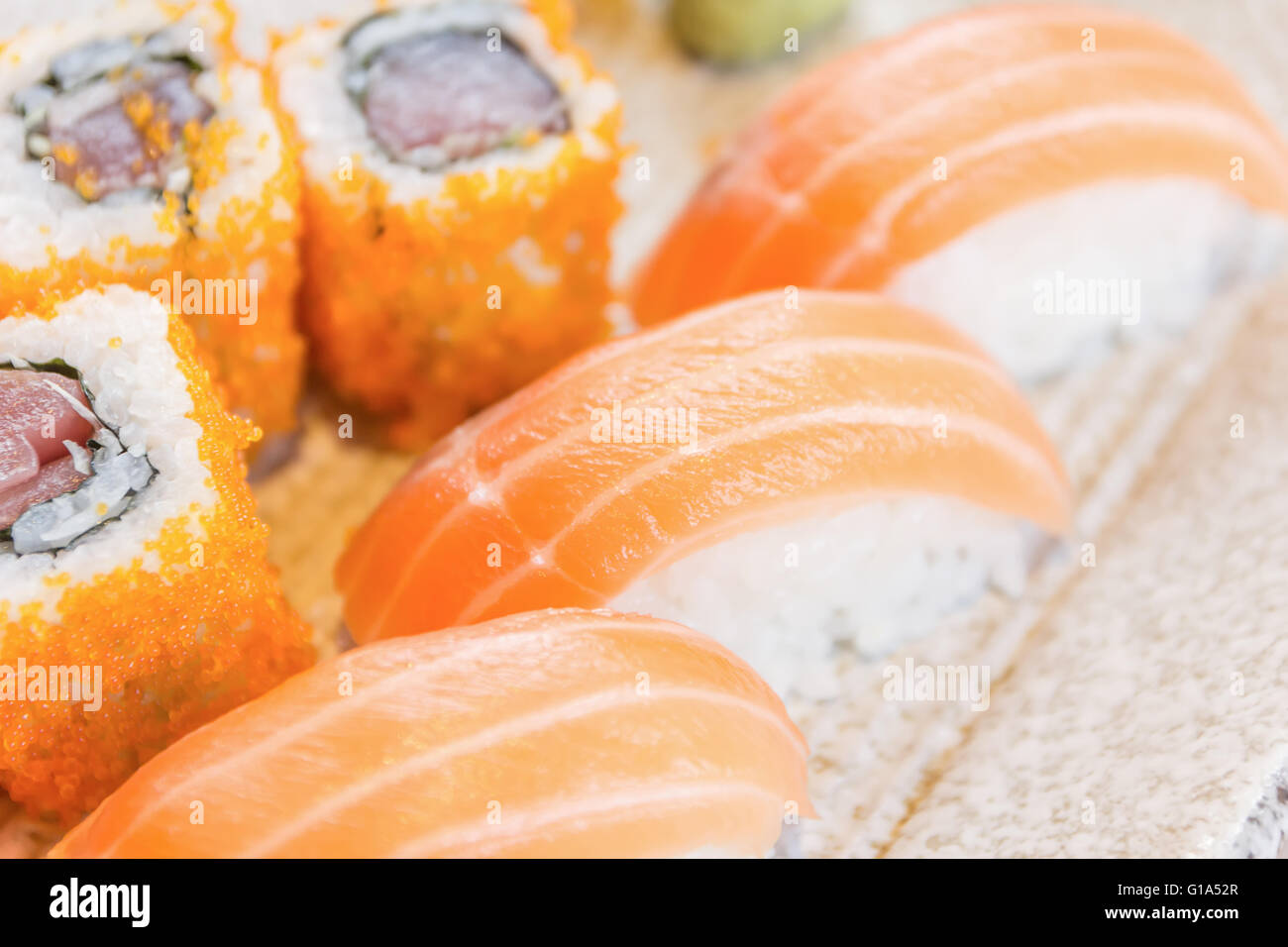 Sushis faits maison avec du saumon, du fromage à la crème Philadelphia, omelette Japonaise, concombre et wasabi. selective focus Banque D'Images