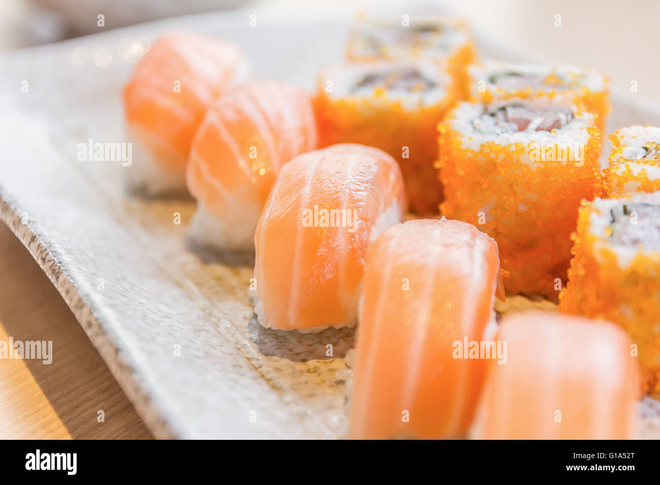 Sushis faits maison avec du saumon, du fromage à la crème Philadelphia, omelette Japonaise, concombre et wasabi. selective focus Banque D'Images