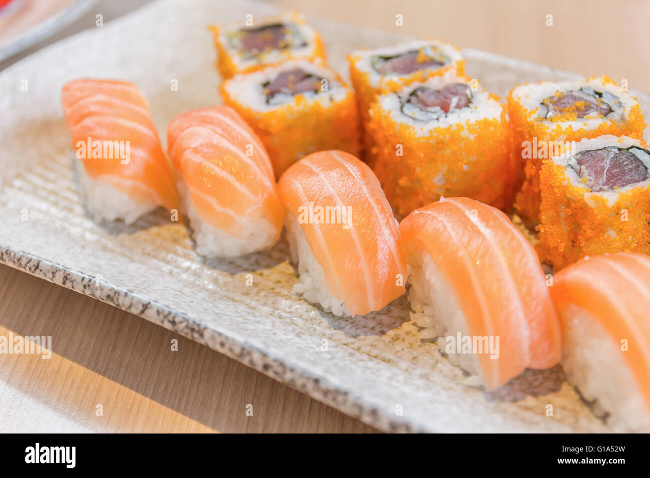 Sushis faits maison avec du saumon, du fromage à la crème Philadelphia, omelette Japonaise, concombre et wasabi. selective focus Banque D'Images