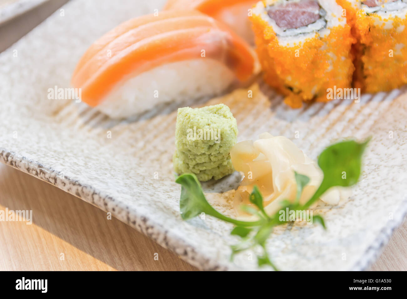 Sushis faits maison avec du saumon, du fromage à la crème Philadelphia, omelette Japonaise, concombre et wasabi. selective focus Banque D'Images