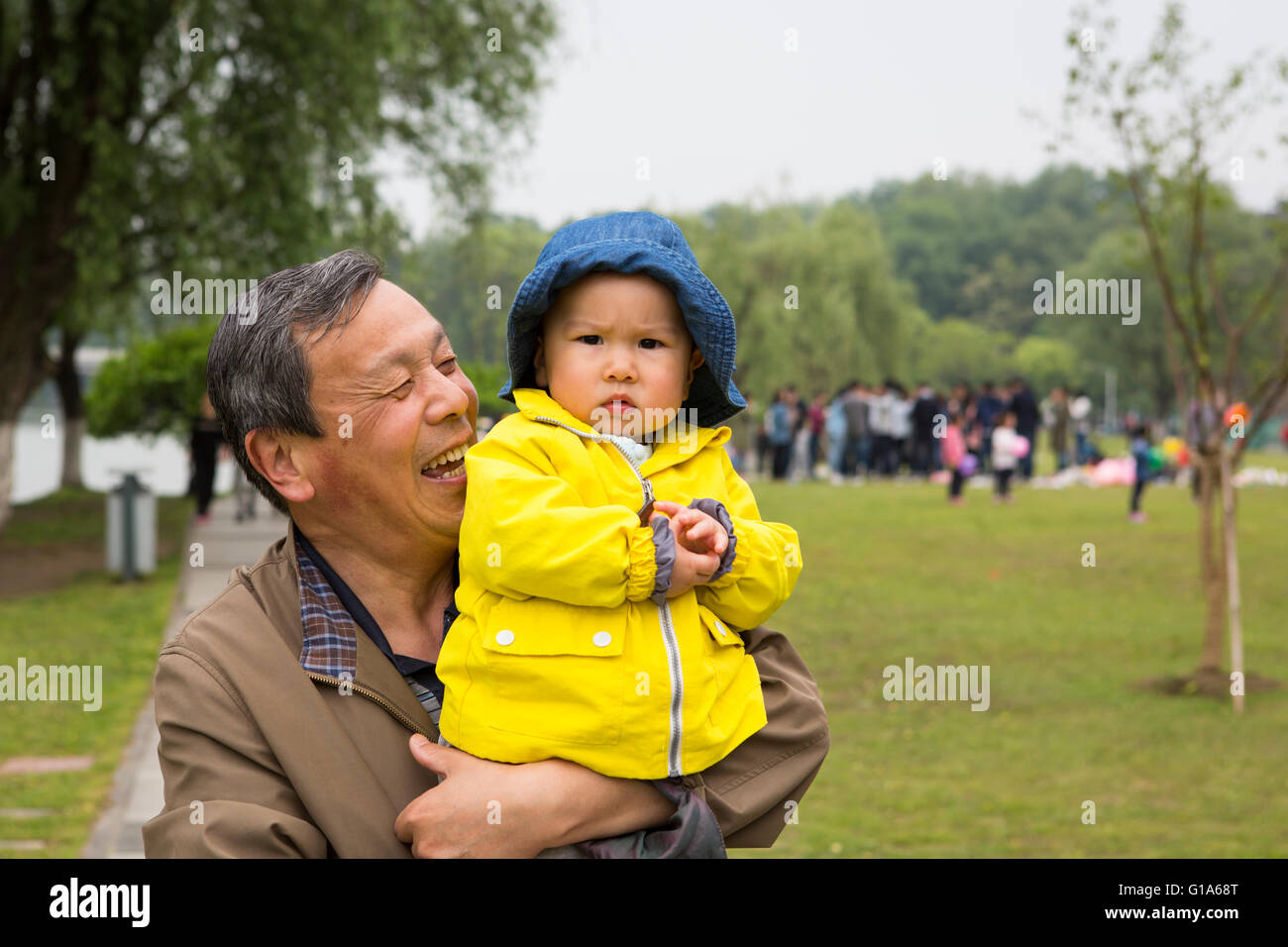 Fier père chinois tenant son fils dans le parc de Xuanwu Nanjing en Chine Banque D'Images