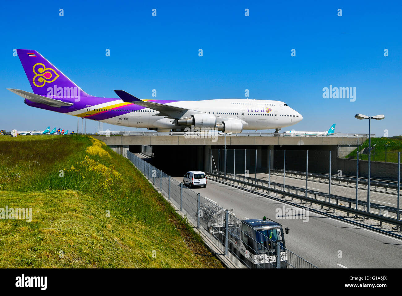 Thai airways, Boeing, B 747- 400, avion, avion, de prendre, enlever, piste, Terminal, chaînes, tour, l'aéroport de Munich, Banque D'Images