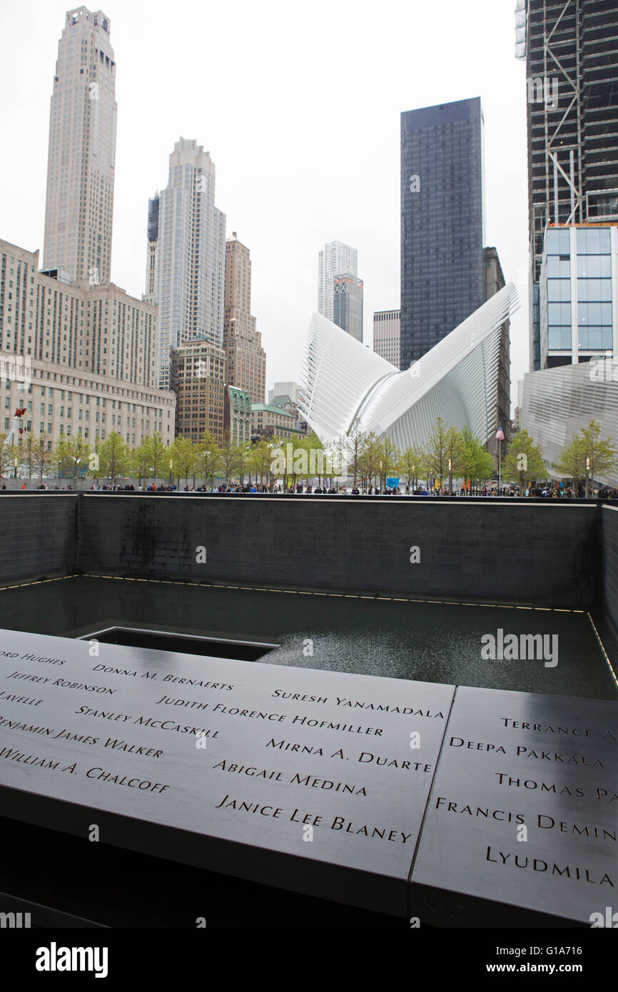 La piscine du Nord et l'Oculus au Mémorial National du 11 septembre à New York, USA. Banque D'Images