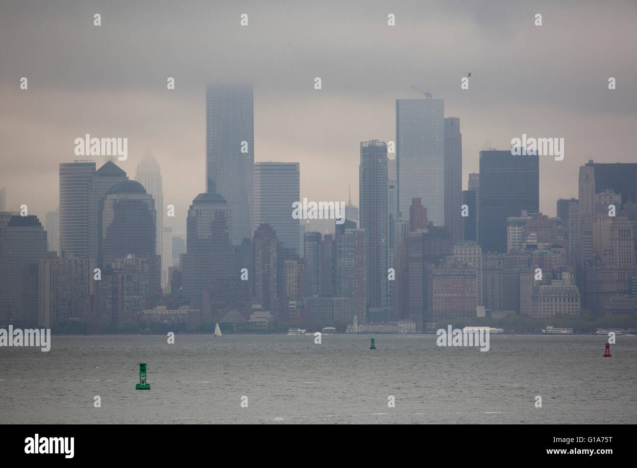 Gratte-ciel sur l'île de Manhattan, New York City, USA. La journée est couvert. Banque D'Images
