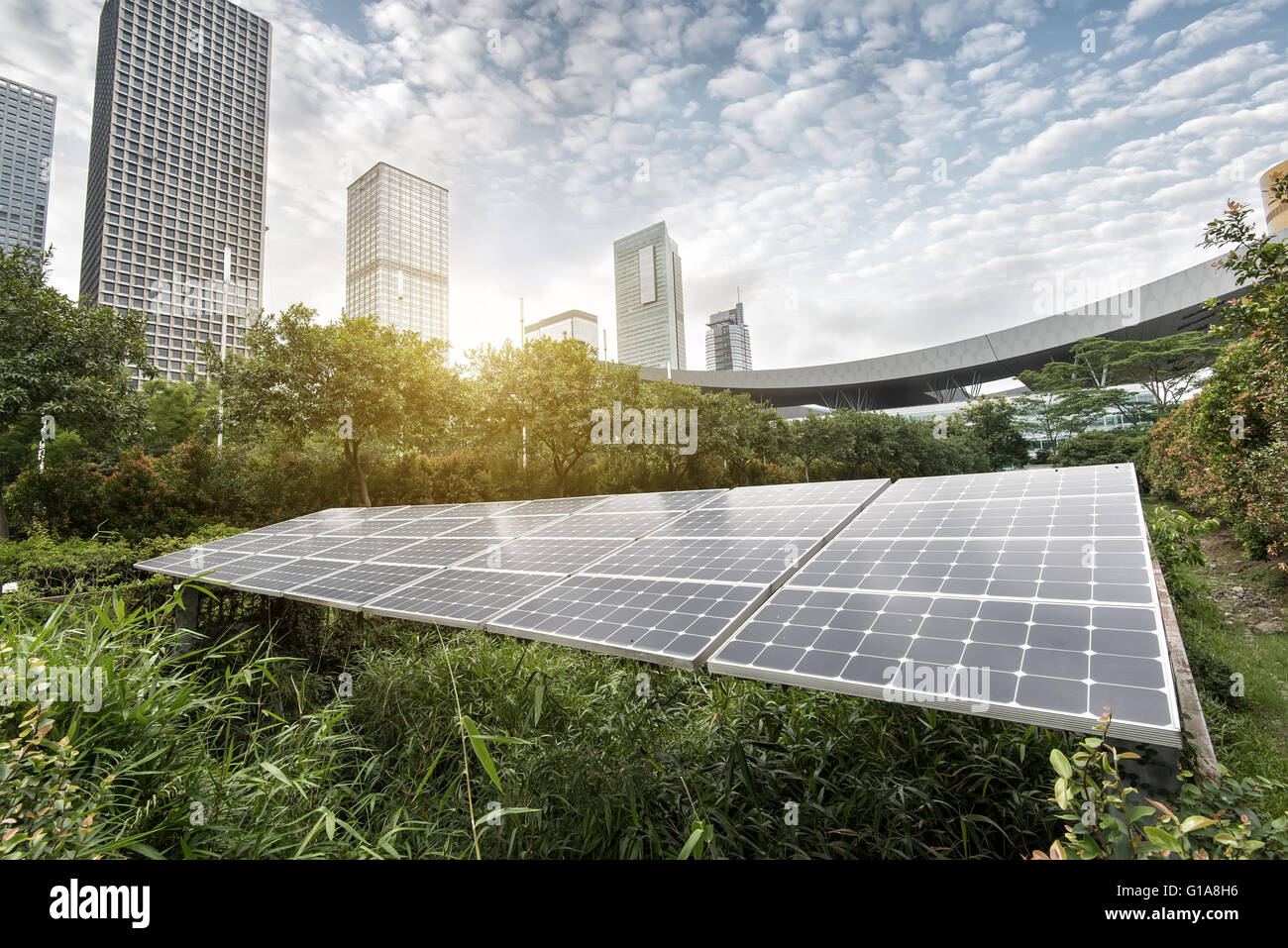 Des panneaux solaires dans le parc de ville moderne Banque D'Images