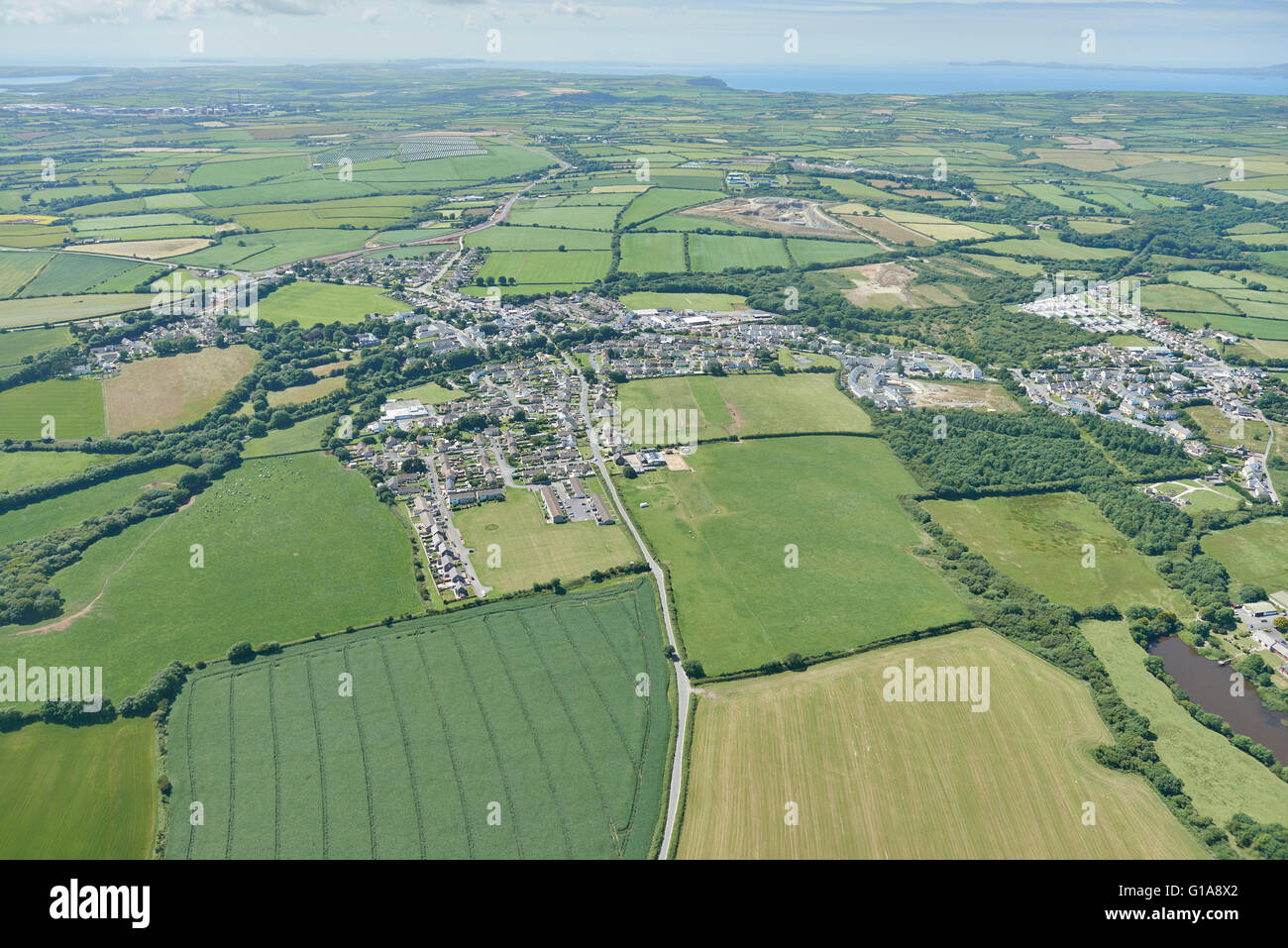 Une vue aérienne du village de Pembrokeshire Johnston et la campagne environnante Banque D'Images