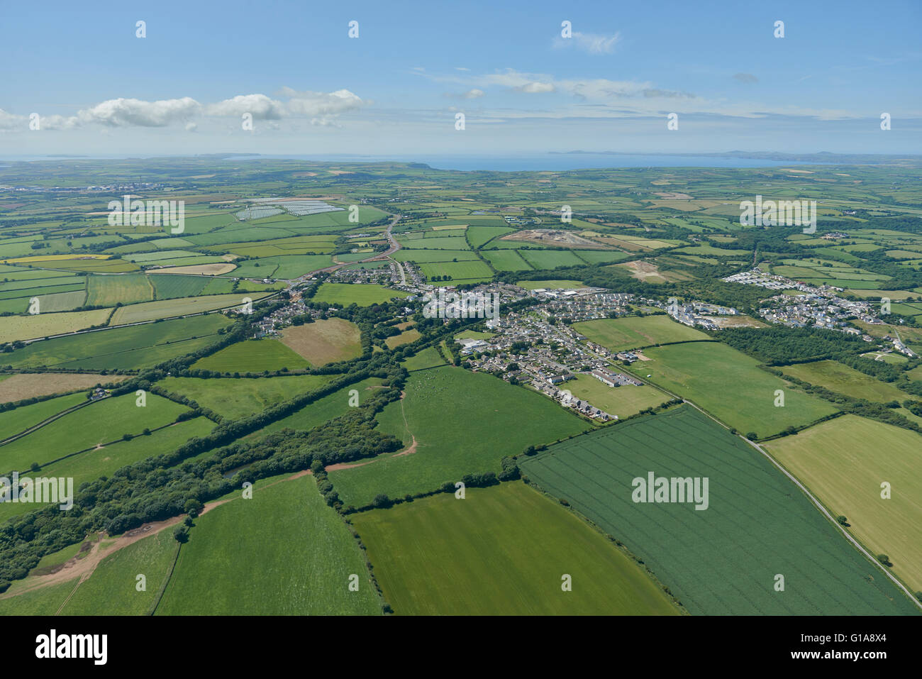 Une vue aérienne du village de Pembrokeshire Johnston et la campagne environnante Banque D'Images