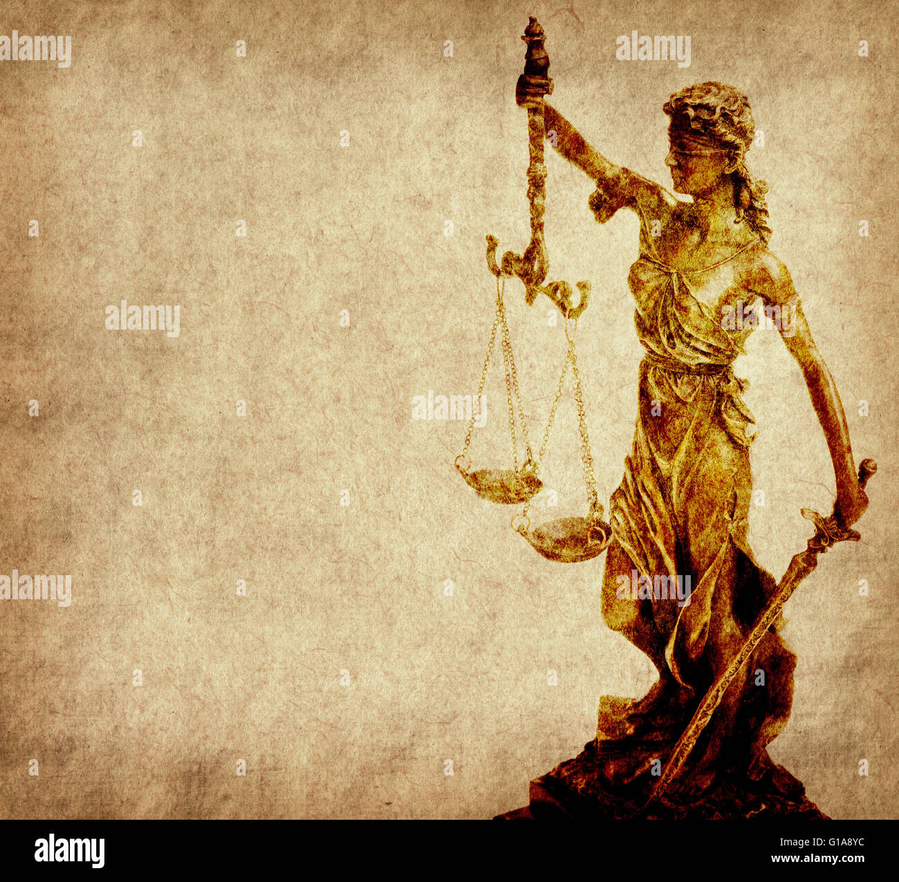 Statue de la justice sur la vieille notion de droit, l'arrière-plan papier Banque D'Images