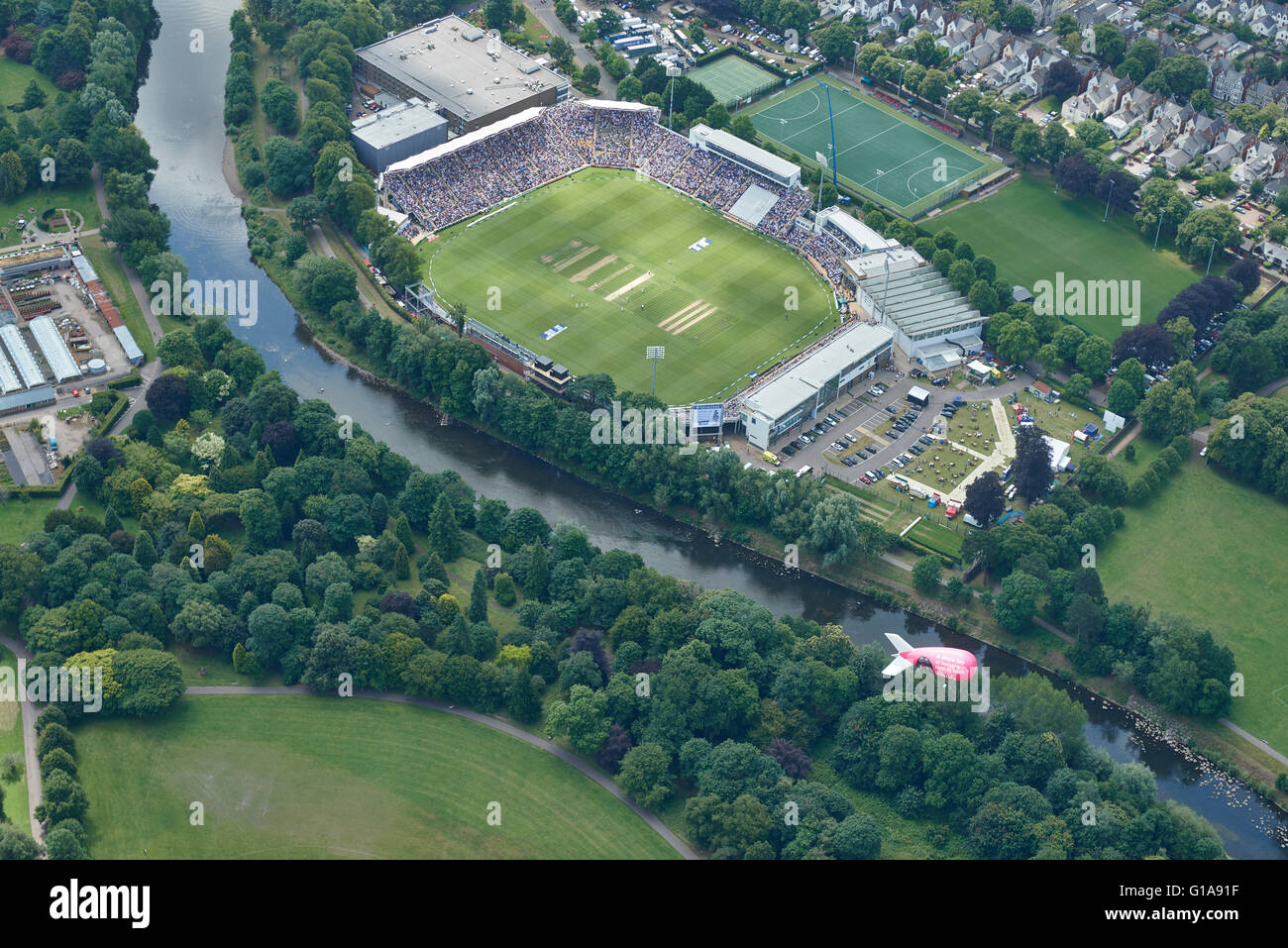 Une vue aérienne du stade SWALEC SSE, également connu sous le nom de Sophia Gardens durant la première épreuve en 2015 Cendres Banque D'Images