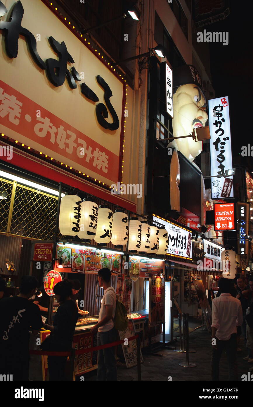 Les clients non identifiés devant, Takoyaki Octopus balles street kitchen in à Dotonbori Osaka, Japon Banque D'Images