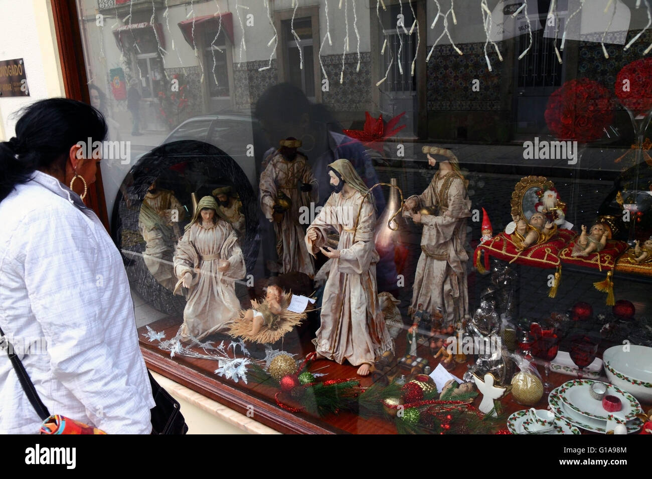 Girl affichage des chiffres crèche en vitrine, Vila Praia de Ancora, la province du Minho, au nord du Portugal Banque D'Images