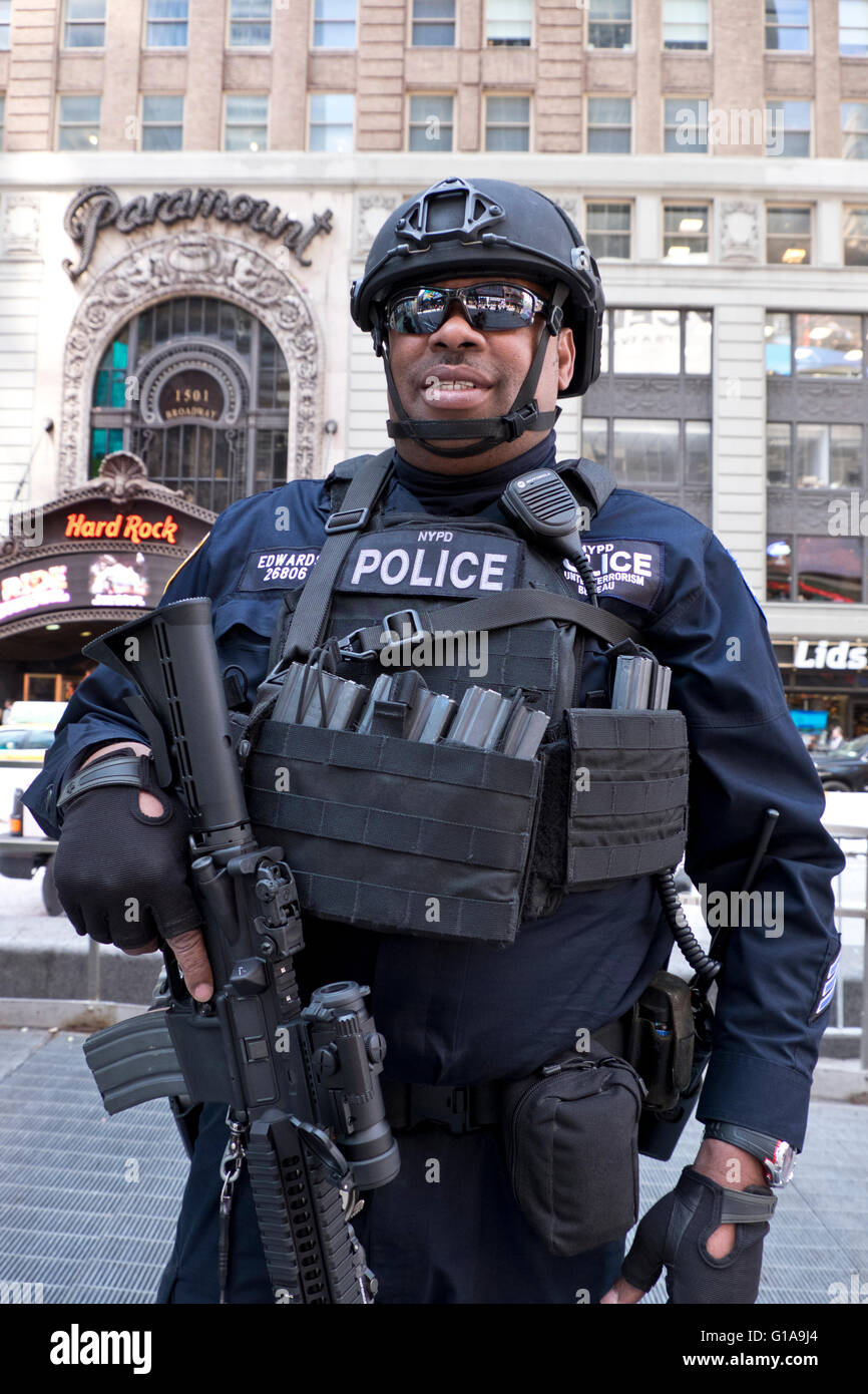 L'unité de la police de la lutte contre le terrorisme Terrorisme transportant des policiers mitraillettes à Times Square Manhattan New York USA Banque D'Images