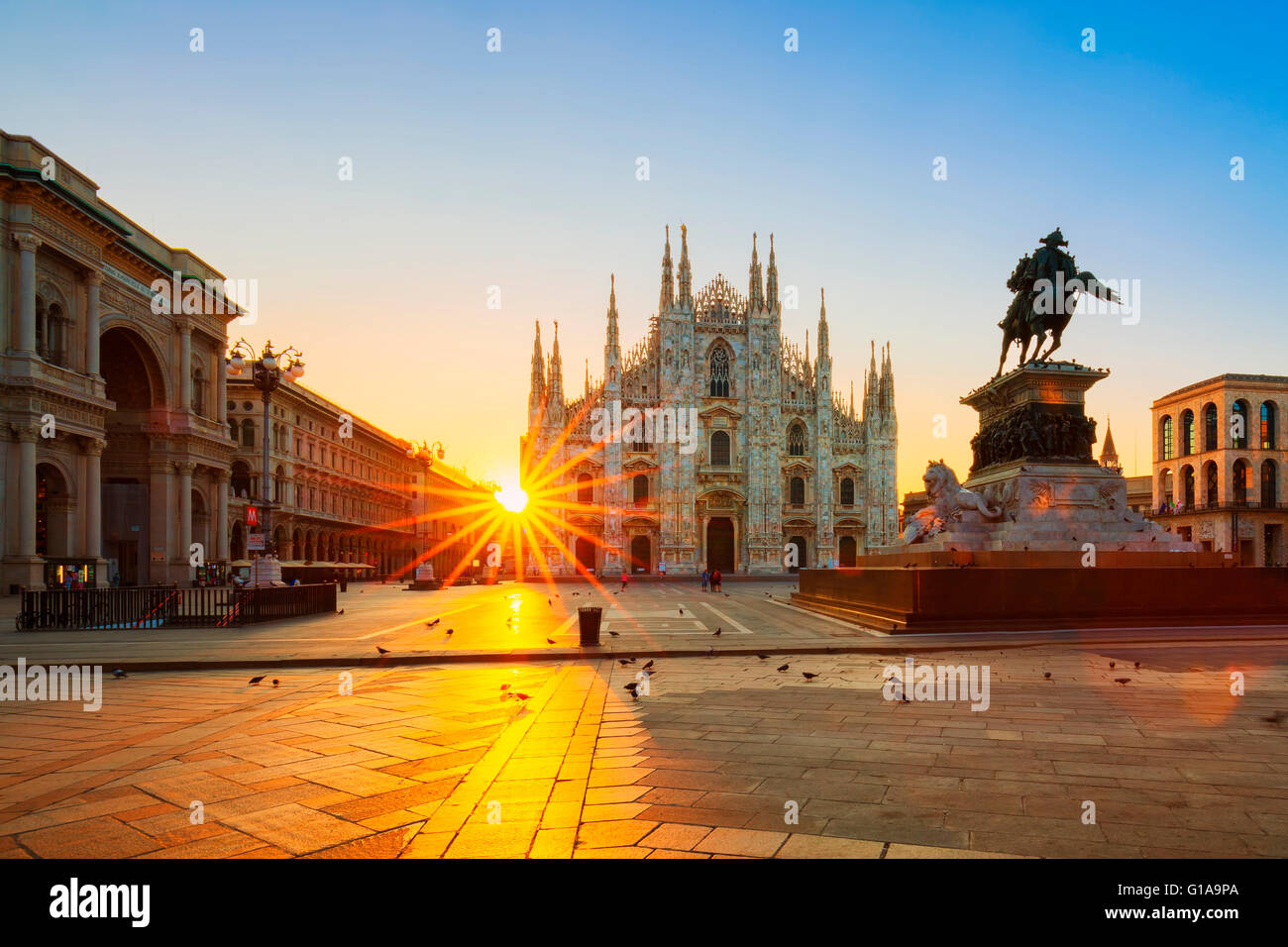 Vue sur cathédrale au lever du soleil, Milan, Italie. Banque D'Images