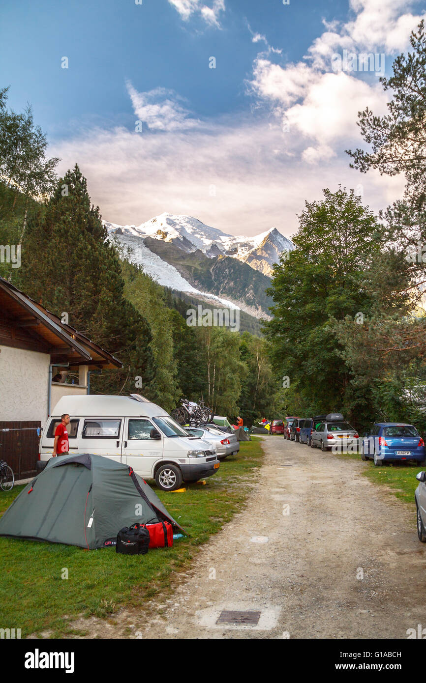 Les voitures en stationnement et une tente sur un terrain de camping sur le Mont Blanc, Chamonix, France Banque D'Images