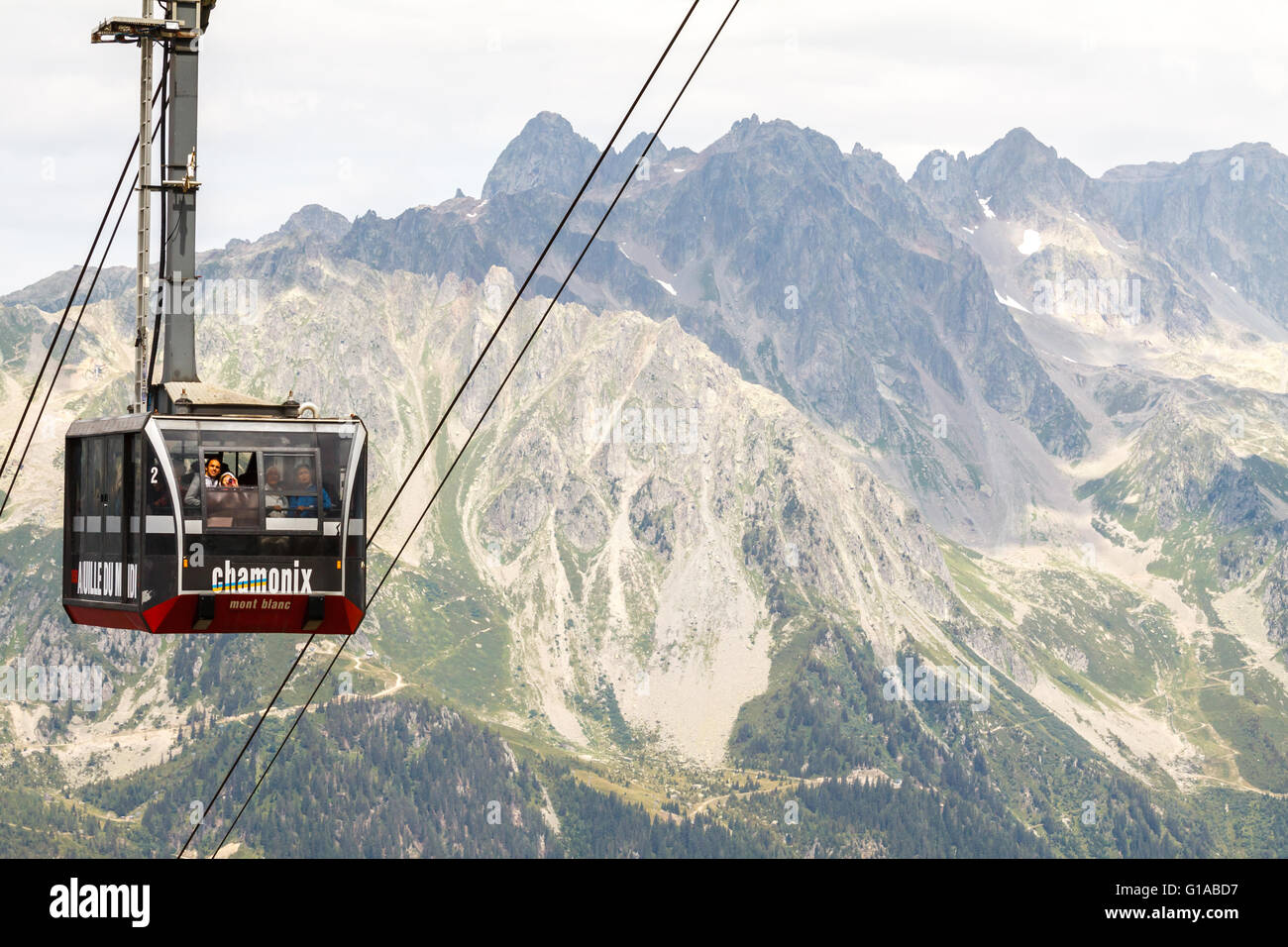 Les gens en voiture de câble/ ascenseur de Chamonix à l'Aiguille du Midi sur le sommet du Mont Blanc en France Banque D'Images