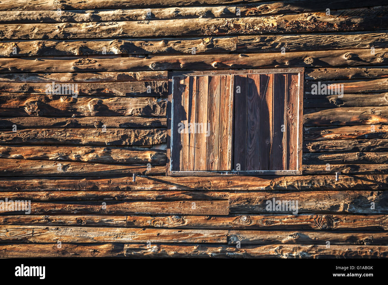 Façade en bois avec un fond fermé stores en bois Banque D'Images