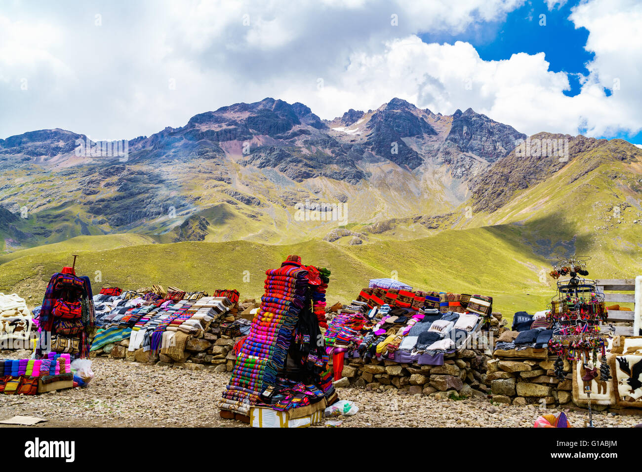 Souvenir du Pérou à vendre au bord de la route près de Cusco au Pérou Banque D'Images