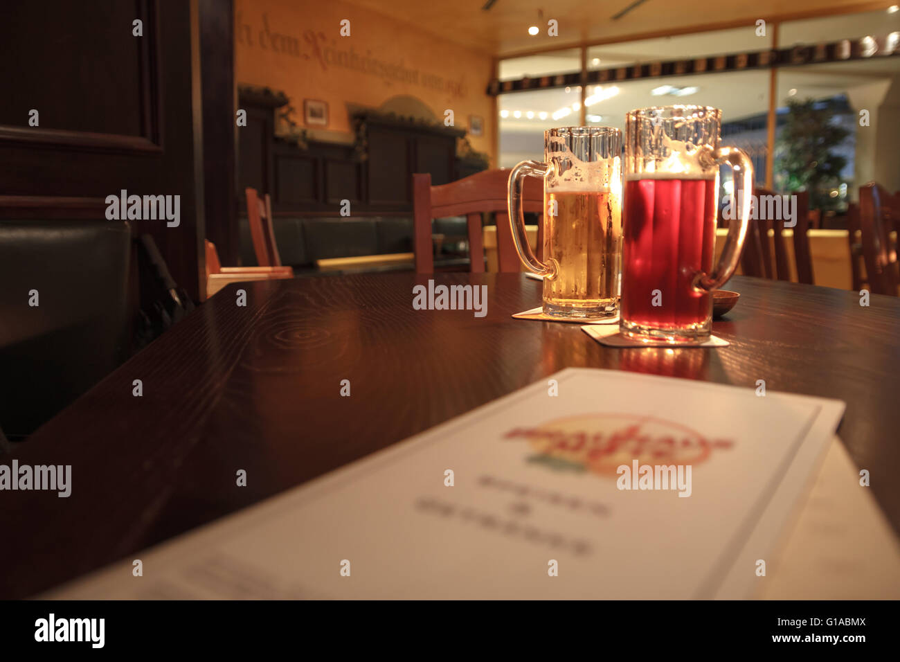 2 verres sur une table dans un restaurant romantique à Berlin Allemagne Banque D'Images