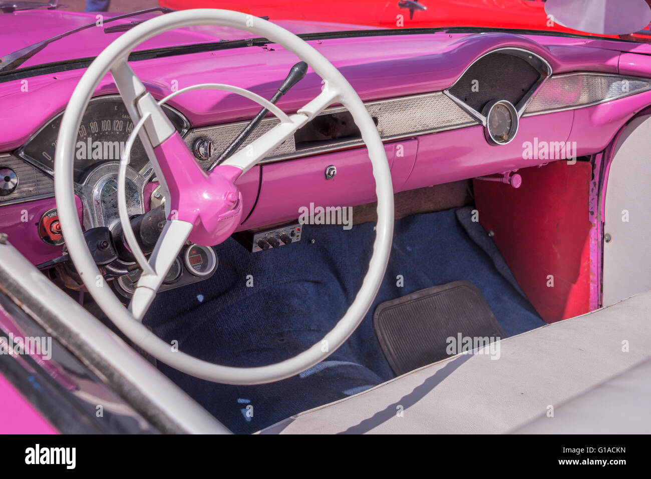 À l'intérieur d'une rose vintage classic voiture américaine à Cuba Banque D'Images