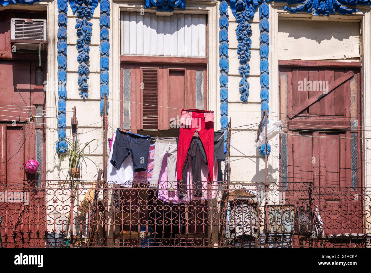 Blanchisserie sur le balcon d'un immeuble ancien, la vieille Havane, Cuba Banque D'Images