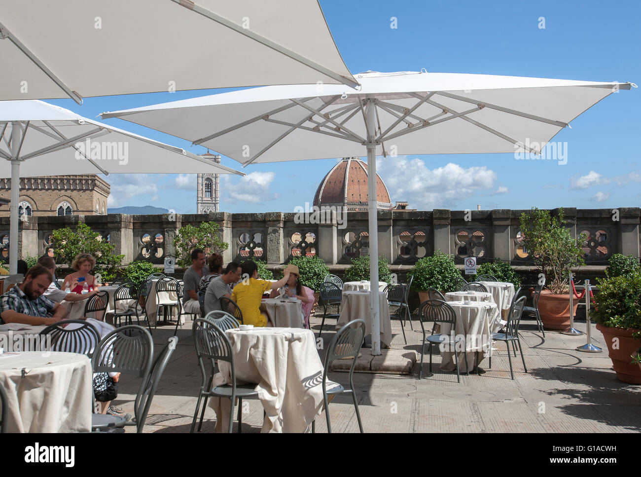 Restaurant Café Terrasse de toit dans la galerie des Offices, Florence, Uffizi Gallery cafe bar sur le toit avec une vue sur le Duomo Banque D'Images