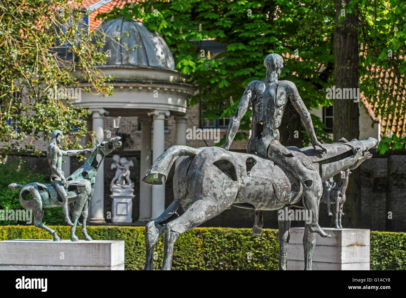 Sculptures les quatre cavaliers de l'Apocalypse par Rik Poot du Hof Arents dans Bruges / Brugge, West-vlaanderen, Belgique Banque D'Images