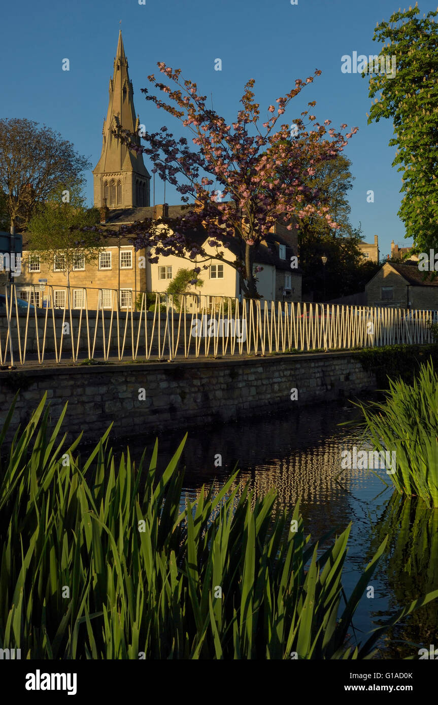 L'église St Mary vu de la rivière Welland. Stamford. Le Lincolnshire. L'Angleterre. UK Banque D'Images