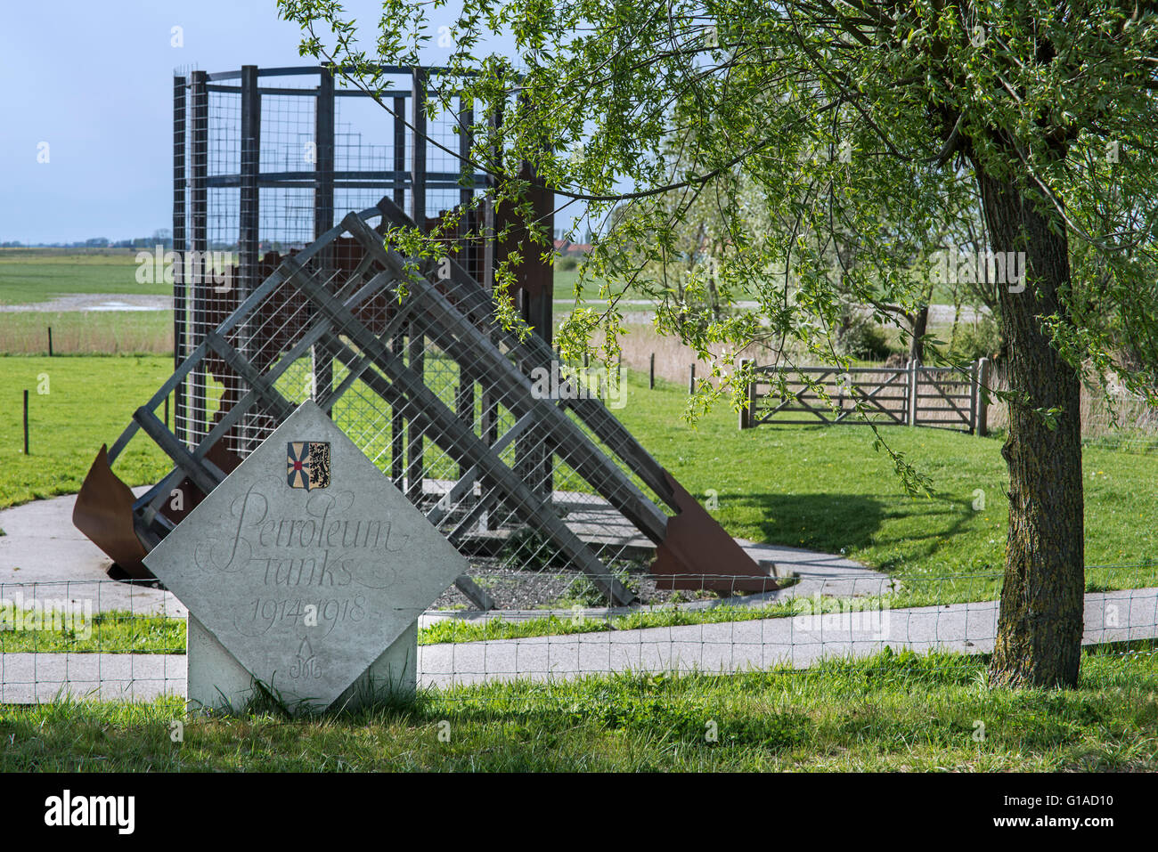 Memorial Albertina en face de reconstruction de la des réservoirs d'essence près de la PREMIÈRE GUERRE MONDIALE tranchée de la mort, Bruxelles, Flandre occidentale, Belgique Banque D'Images Memorial Albertina en face de reconstruction de la des réservoirs d'essence près de la PREMIÈRE GUERRE MONDIALE tranchée de la mort, Bruxelles, Flandre occidentale, Belgique Banque D'Images