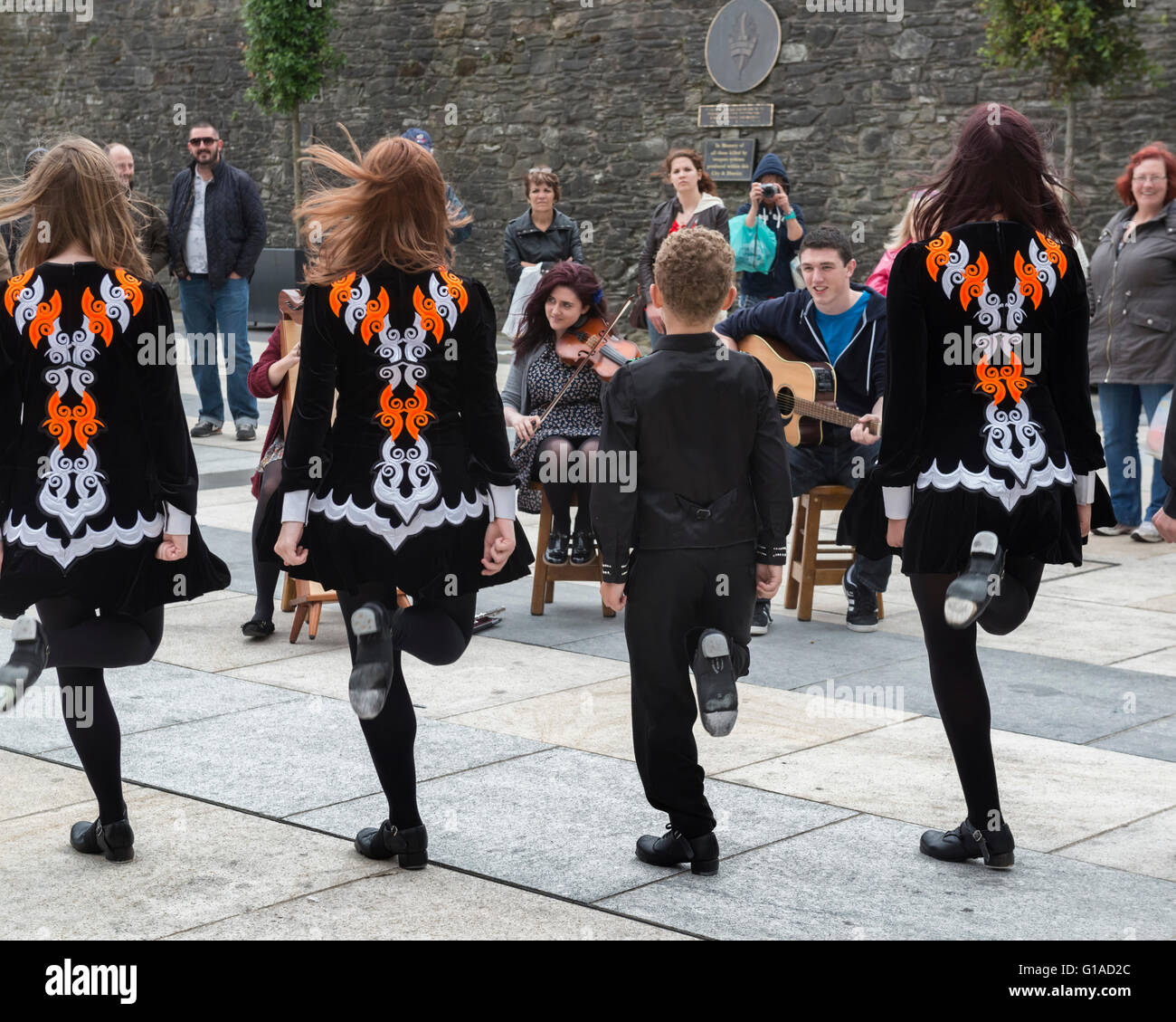 Danseurs et musiciens irlandais jouant au Guildhall Square. Derry Londonderry (Irlande du Nord, Royaume-Uni. L'Europe Banque D'Images